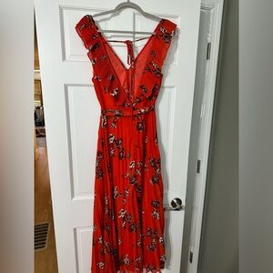 Beautiful fall wedding guest dress size S but if you’re a M its a good fit.